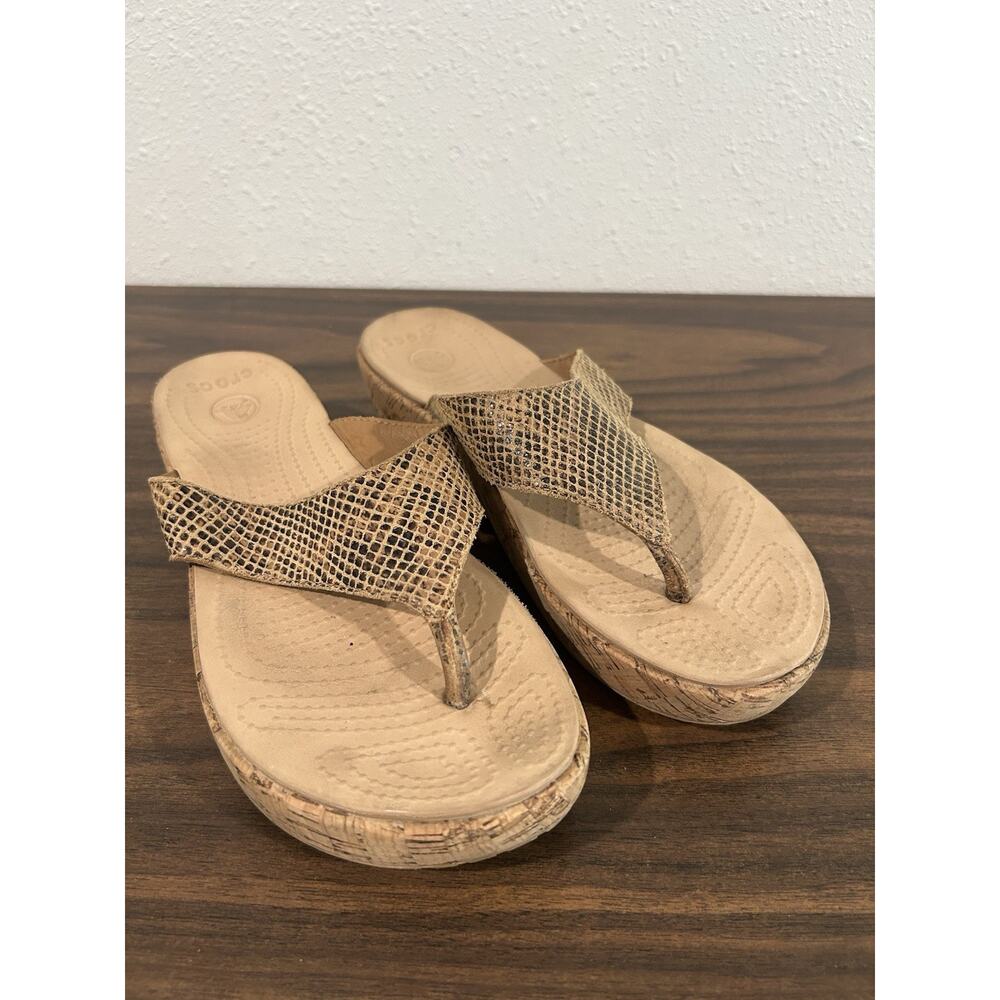 Crocs A-Leigh Tan Snake Pattern Womens Size 8 Cork Wedge Flip Flop Thong Sandals